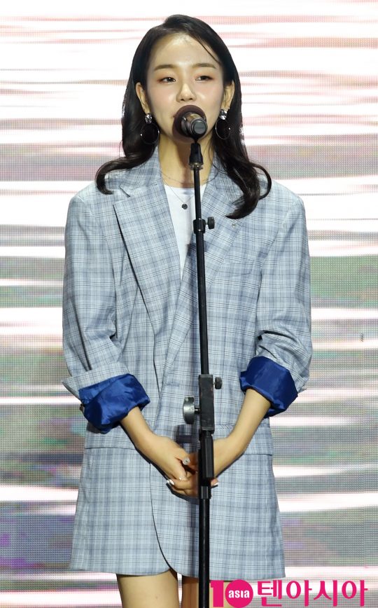 가수 백아연이 4일 오후 부산 해운대구 영화의 전당 야외무대에서 열린 영화 ‘프린세스 아야’ 야외무대인사에 참석하고 있다.