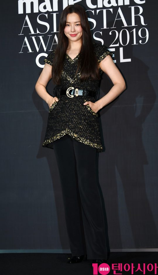 배우 이하늬가 5일 오후 부산 해운대구 파라다이스호텔 부산에서 열린 ‘제 7회 아시아 스타 어워즈’ 행사에 참석하고 있다.