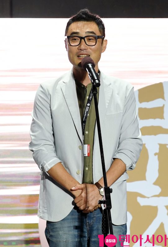배우 고훈 감독이 5일 오후 부산 해운대구 영화의 전당 야외무대에서 열린 영화 ‘종이꽃’ 야외무대인사에 참석하고 있다.