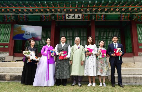 김남희 대표(왼쪽부터), 방송인 김가연, 블리자드 엔터테인먼트 이학성 테크니컬 아티스트, 문화체육관광부 김용삼 1차관, 작가 우나영, 반크 글로벌외교대사 한현민, 아나운서 정우영 / 사진제공=한복진흥센터