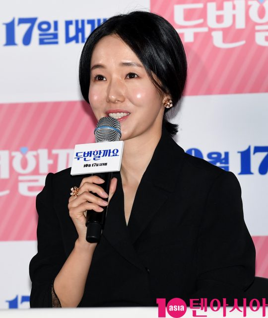 배우 이정현이 8일 오후 서울 한강로3가 CGV 용산아이파크몰점에서 열린 영화 ‘두번할까요’ 언론시사회에 참석하고 있다.