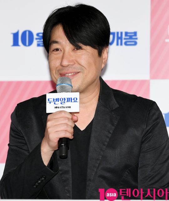 박용집 감독이 8일 오후 서울 한강로3가 CGV 용산아이파크몰점에서 열린 영화 ‘두번할까요’ 언론시사회에 참석하고 있다.