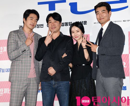 권상우,박용집 감독,이정현,이종혁(왼쪽부터)이 8일 오후 서울 한강로3가 CGV 용산아이파크몰점에서 열린 영화 ‘두번할까요’ 언론시사회에 참석하고 있다.