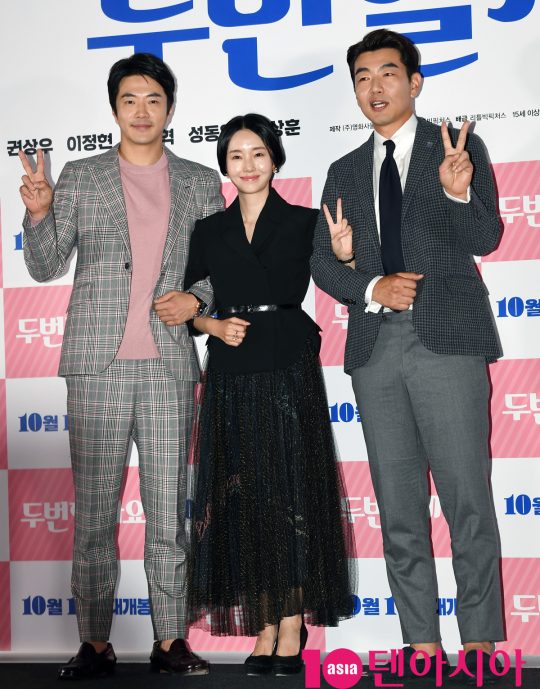 배우 권상우,이정현,이종혁(왼쪽부터)이 8일 오후 서울 한강로3가 CGV 용산아이파크몰점에서 열린 영화 ‘두번할까요’ 언론시사회에 참석하고 있다.