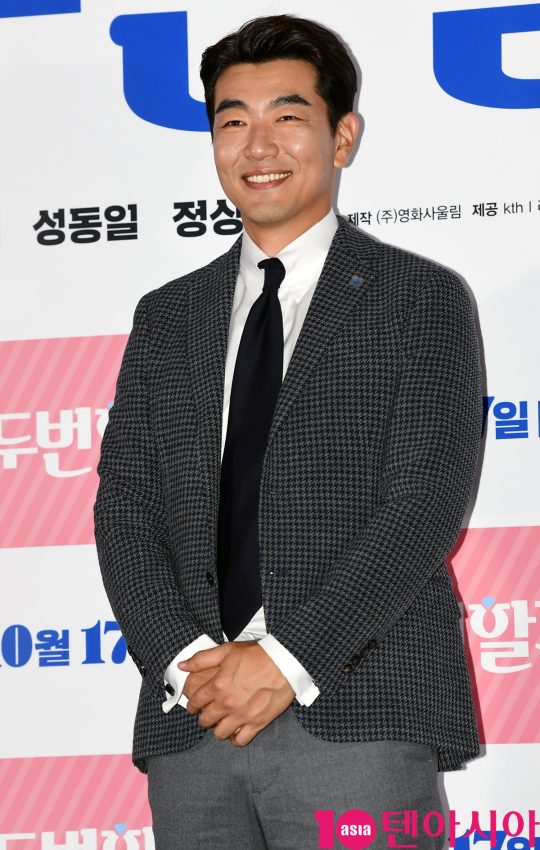 배우 이종혁이 8일 오후 서울 한강로3가 CGV 용산아이파크몰점에서 열린 영화 ‘두번할까요’ 언론시사회에 참석하고 있다.