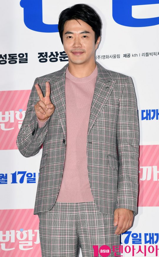 배우 권상우가 8일 오후 서울 한강로3가 CGV 용산아이파크몰점에서 열린 영화 ‘두번할까요’ 언론시사회에 참석하고 있다.