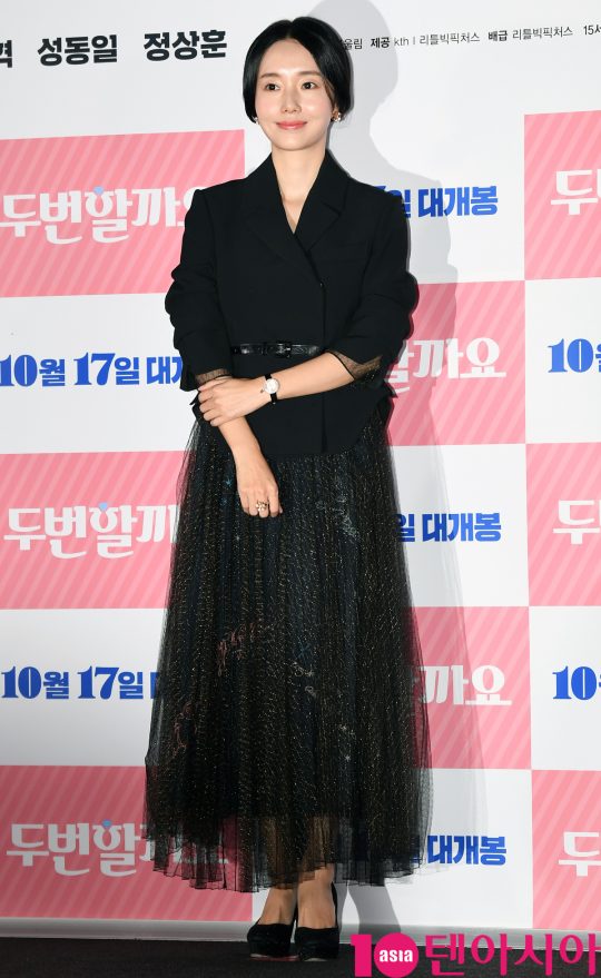 배우 이정현이 8일 오후 서울 한강로3가 CGV 용산아이파크몰점에서 열린 영화 ‘두번할까요’ 언론시사회에 참석하고 있다.