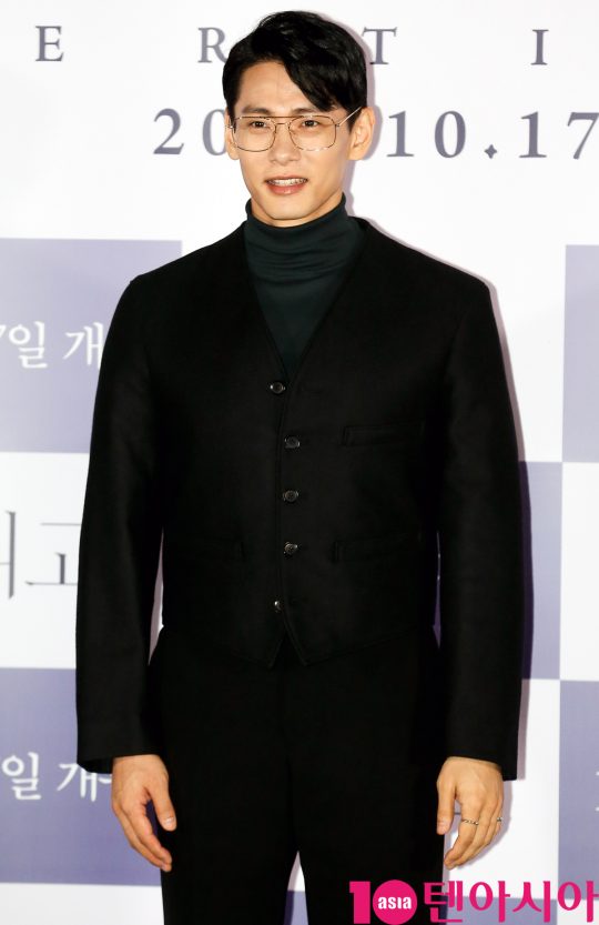 배우 유태오가 11일 오후 서울 한강로3가 CGV 용산아이파크몰점에서 열린 영화 ‘버티고’ 언론시사회에 참석하고 있다.