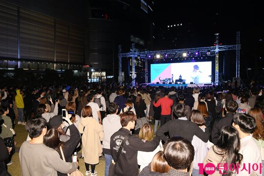13일 오후 서울 잠실 롯데타워 야외광장에서 열린 ‘2019 청춘, 커피 페스티벌’을 찾은 관람객들이 래퍼 기리보이의 공연을 즐기고 있다. /사진=이승현 lsh87@