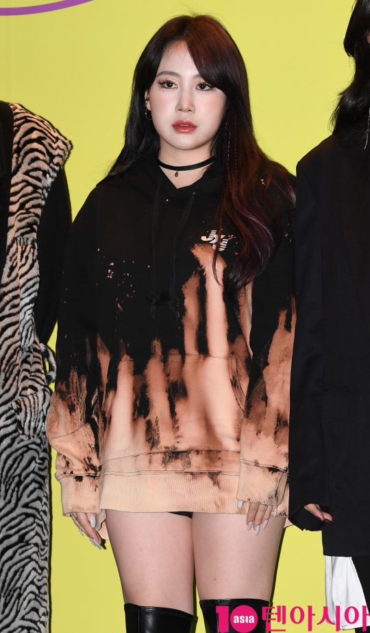 가수 박지민이 15일 오후 서울 동대문디자인플라자에서 열린 ‘2020 S/S 서울패션위크’ 얼킨 컬렉션에 참석하고 있다.