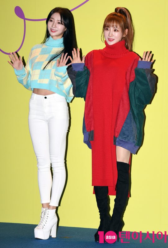 위걸스 이유와 예하나가 15일 오후 서울 동대문디자인플라자에서 열린 ‘2020 S/S 서울패션위크’ 얼킨 컬렉션에 참석하고 있다.