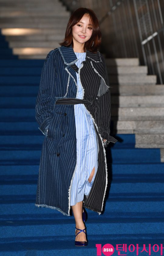 배우 문지인이 15일 오후 서울 동대문디자인플라자에서 열린 ‘2020 S/S 서울패션위크’ 얼킨 컬렉션에 참석하고 있다.