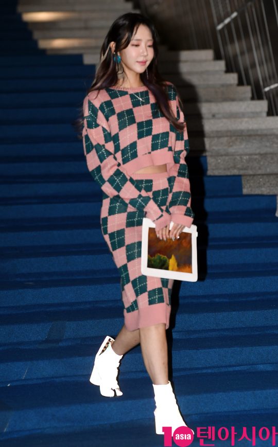 모델 겸 배우 이연화가 15일 오후 서울 동대문디자인플라자에서 열린 ‘2020 S/S 서울패션위크’ 얼킨 컬렉션에 참석해 입장하고 있다.