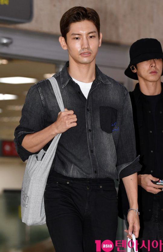 동방신기(TVXQ) 멤버 최강창민이 16일 오후 일본 해외일정을 마치고 김포국제공항을 통해 입국하고 있다.