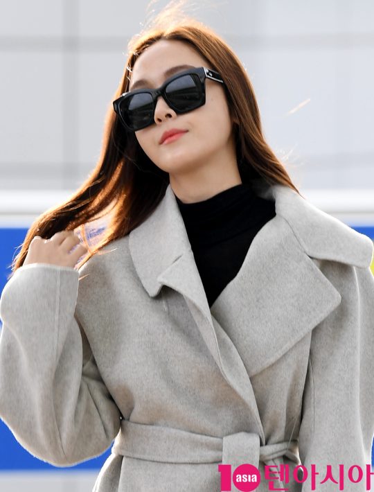 가수 제시카가 18일 오전 프로모션 참석차 인천국제공항을 통해 대만으로 출국하고 있다.