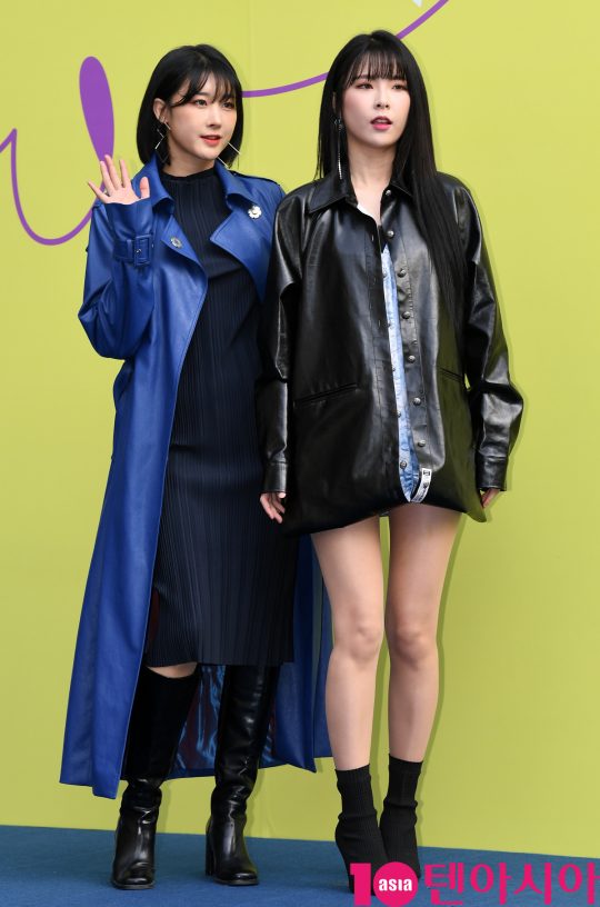 나인뮤지스 문현아와 혜미가 18일 오후 서울 동대문디자인플라자에서 열린 ‘2020 S/S 서울패션위크’ 유저 컬렉션에 참석하고 있다.