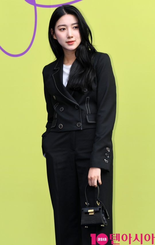 배우 주아름이 18일 오후 서울 동대문디자인플라자에서 열린 ‘2020 S/S 서울패션위크’ 유저 컬렉션에 참석하고 있다.