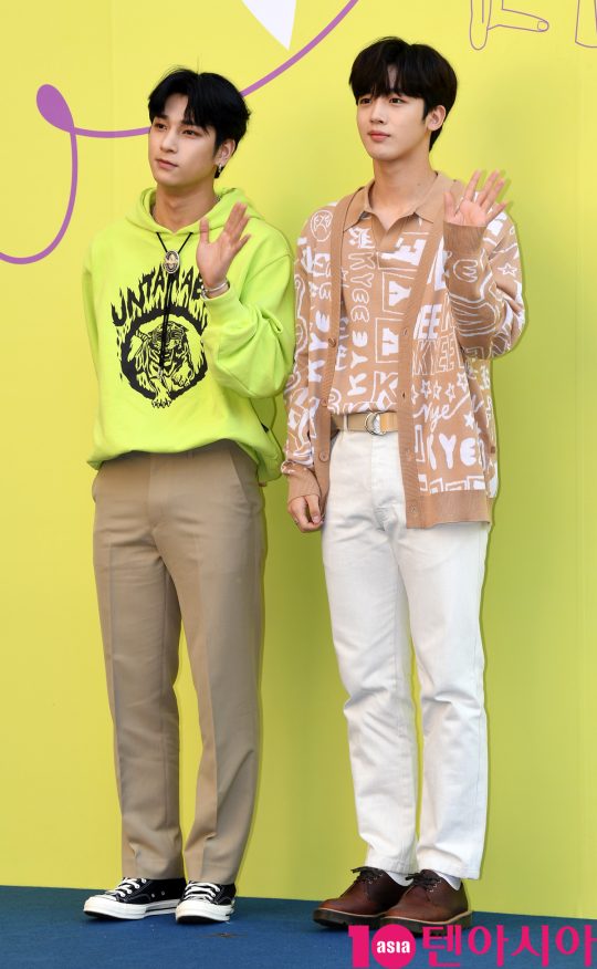 엑스원 이한결과 김요한이 18일 오후 서울 동대문디자인플라자에서 열린 ‘2020 S/S 서울패션위크’ 카이 컬렉션에 참석하고 있다.