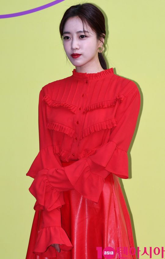 배우 함은정이 18일 오후 서울 동대문디자인플라자에서 열린 ‘2020 S/S 서울패션위크’ 듀이듀이 컬렉션에 참석하고 있다.