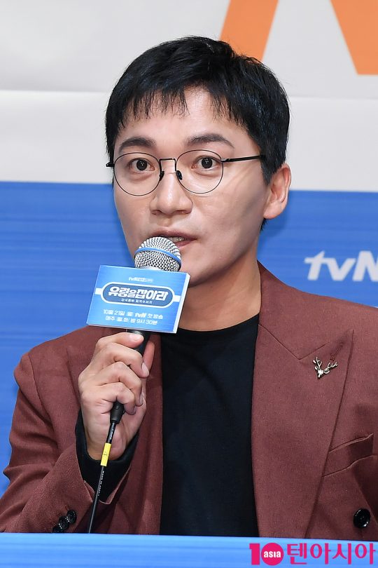 배우 조재윤이 21일 오후 서울 신도림동 라마다호텔에서 열린 tvN 드라마 ‘유령을 잡아라’ 제작발표회에 참석해 인사말을 하고 있다.