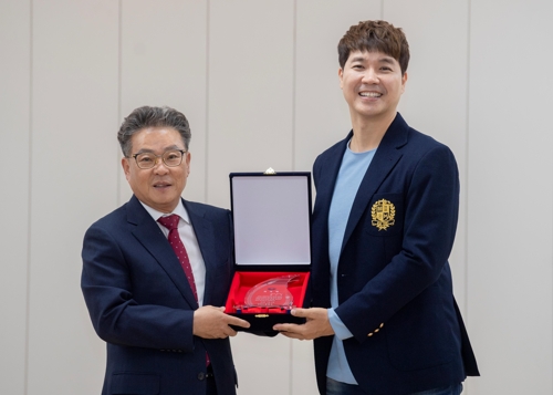 방송인 박수홍이 21일 경북 울릉군청에서 열린 울릉군 홍보대사 위촉식에서 김병수 울릉군수왼쪽)에서 위촉패를 전달받고 있다./사진제공=울릉군