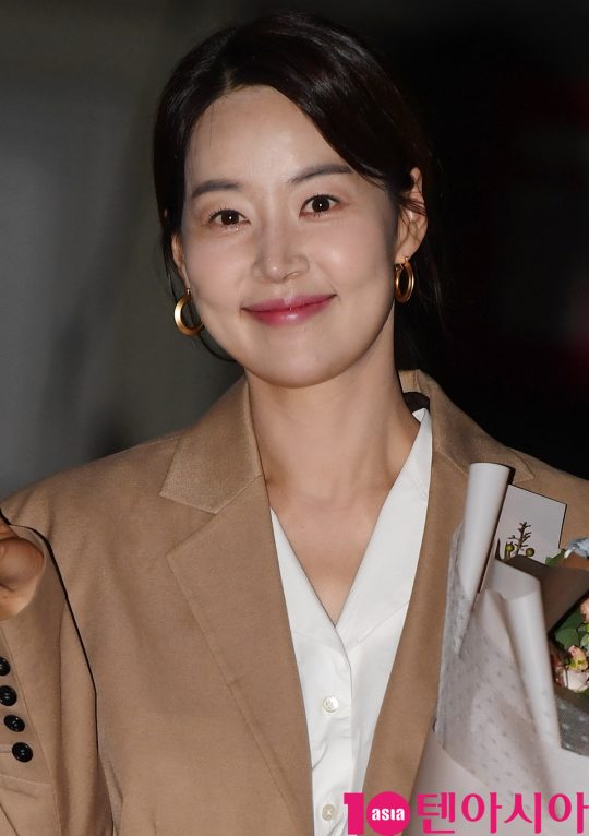 배우 한지혜가 22일 오후 서울 여의도 한 음식점에서 열린 MBC 주말드라마 ‘황금정원’ 종방연에 참석하고 있다.