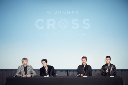 그룹 위너의 강승윤(왼쪽부터), 김진우, 송민호, 이승훈이 23일 오후 서울 청담동 CGV씨네시티에서 세 번째 미니앨범 ‘크로스(CROSS)’ 발매 기념 간담회를 가졌다. / 사진제공=YG엔터테인먼트