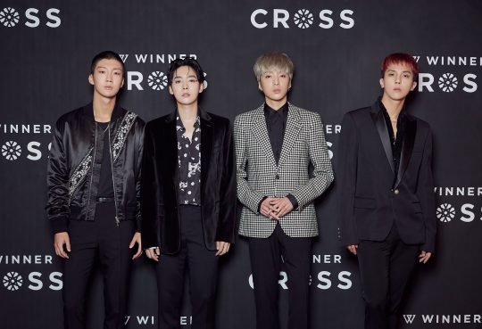 그룹 위너의 이승훈(왼쪽부터), 김진우, 강승윤, 송민호가 23일 오후 서울 청담동 CGV씨네시티에서 세 번째 미니앨범 ‘크로스(CROSS)’ 발매 기념 간담회를 가졌다. / 사진제공=YG엔터테인먼트