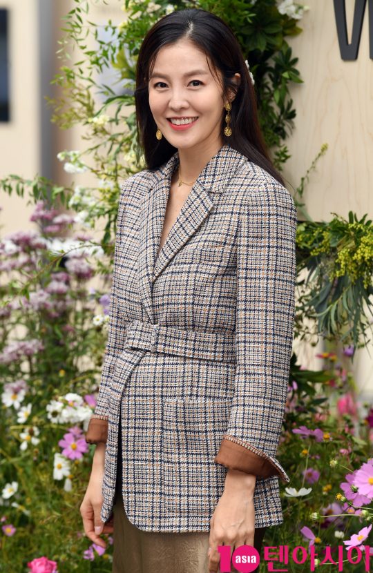 배우 김성은이 23일 오후 서울 종로구 스위스 대사관에서 진행된 스위스 뷰티 브랜드 WELEDA(벨레다) 포토콜 행사에 참석하고 있다.