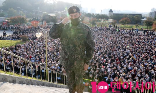 육군 만기 전역한 그룹 빅뱅 지드래곤이 26일 오전 경기도 용인시 한 사령부에서 전역하고 있다.