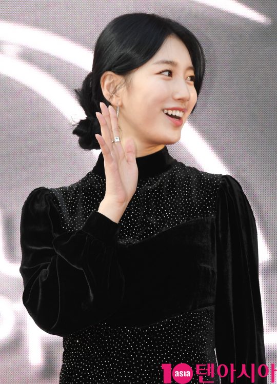 배우 수지가 26일 오후 서울 삼성동 코엑스 K-POP 광장에서 랑콤의 포토콜 행사에 참석하고 있다.