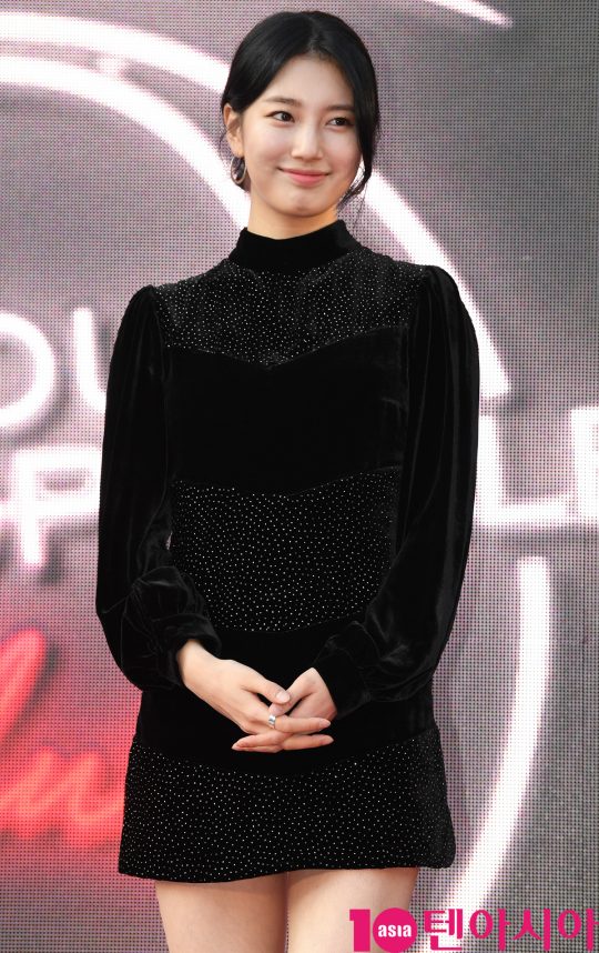 배우 수지가 26일 오후 서울 삼성동 코엑스 K-POP 광장에서 랑콤의 포토콜 행사에 참석하고 있다.