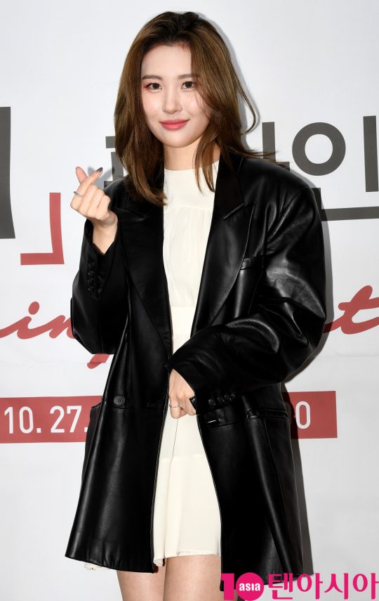 가수 선미가 27일 오후 서울 행당동 엔터식스 왕십리역점에서 열린 공식모델 ‘선미 팬사인회’에 참석하고 있다.