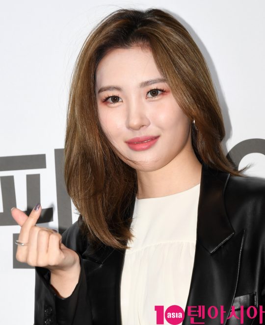 가수 선미가 27일 오후 서울 행당동 엔터식스 왕십리역점에서 열린 공식모델 ‘선미 팬사인회’에 참석하고 있다.