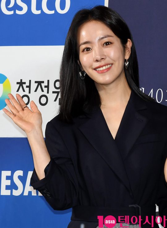 배우 한지민이 28일 오후 서울 영등포구 CGV여의도에서 열린 제 40회 청룡영화상 핸드프린팅에 참석하고 있다.