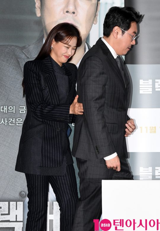 배우 이하늬와 조진웅이 28일 오후 서울 한강로3가 CGV 용산아이파크몰점에서 열린 영화 ‘블랙머니’ 언론시사회에 참석하고 있다.
