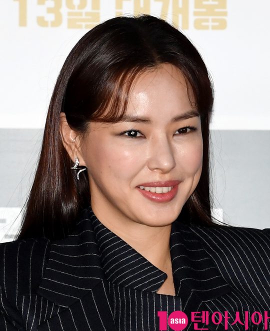 배우 이하늬가 28일 오후 서울 한강로3가 CGV 용산아이파크몰점에서 열린 영화 ‘블랙머니’ 언론시사회에 참석하고 있다.
