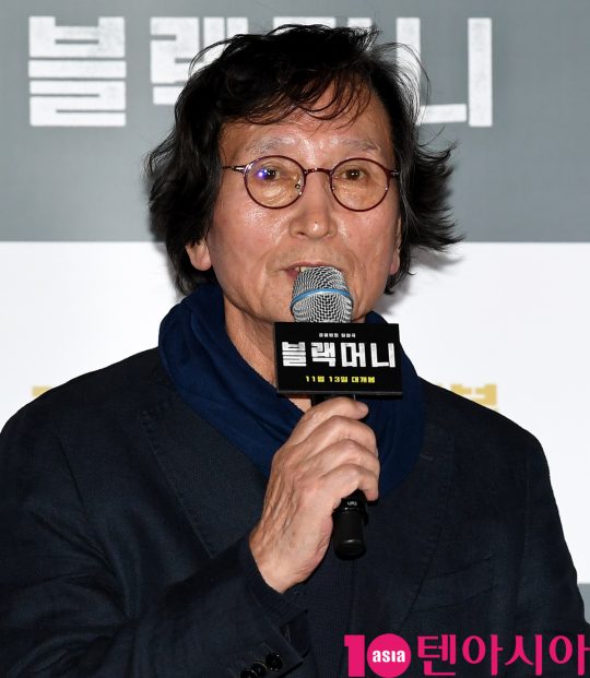 정지영 감독이 28일 오후 서울 한강로3가 CGV 용산아이파크몰점에서 열린 영화 ‘블랙머니’ 언론시사회에 참석하고 있다.