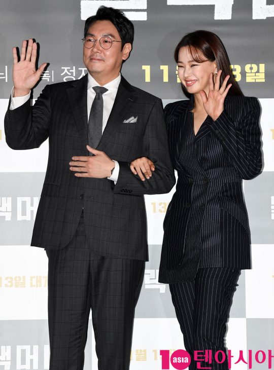 배우 조진웅과 이하늬가 28일 오후 서울 한강로3가 CGV 용산아이파크몰점에서 열린 영화 ‘블랙머니’ 언론시사회에 참석하고 있다.