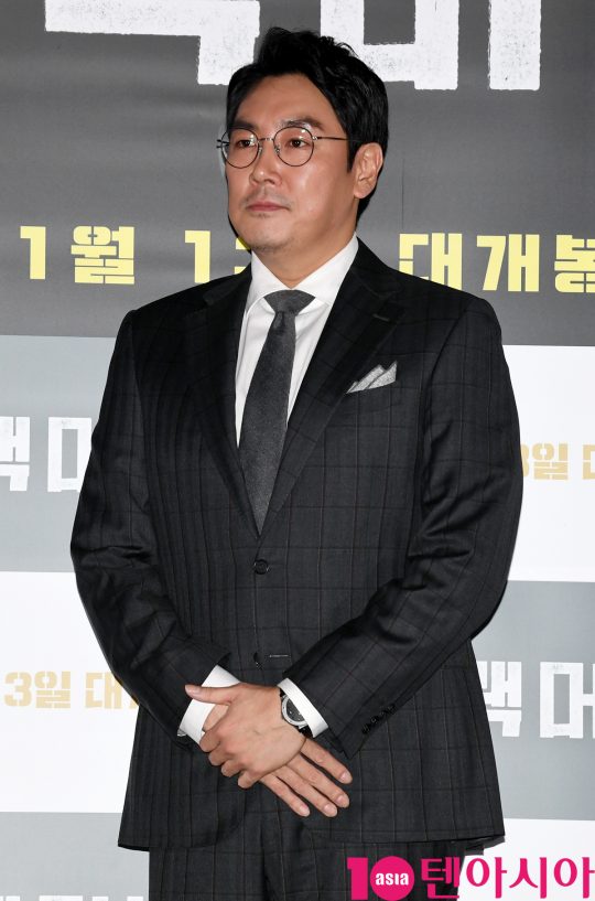 배우 조진웅이 28일 오후 서울 한강로3가 CGV 용산아이파크몰점에서 열린 영화 ‘블랙머니’ 언론시사회에 참석하고 있다.