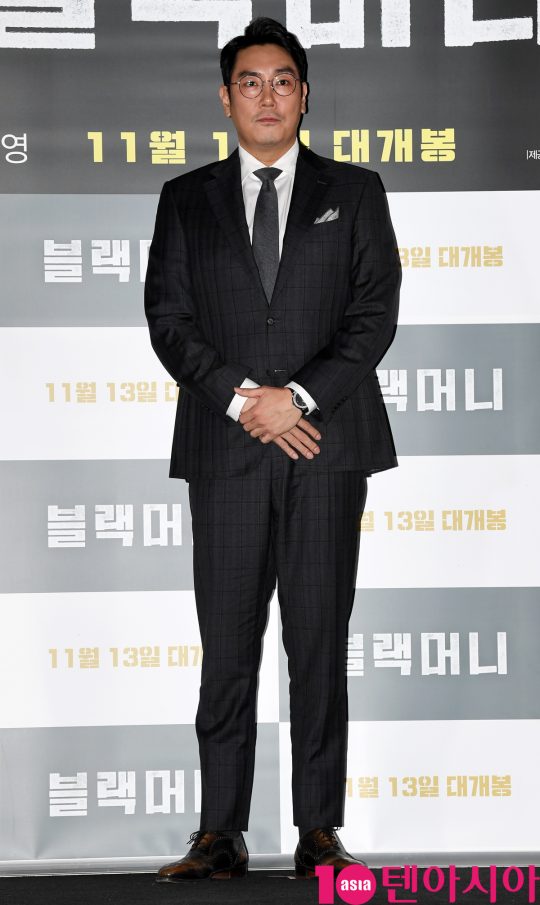 배우 조진웅이 28일 오후 서울 한강로3가 CGV 용산아이파크몰점에서 열린 영화 ‘블랙머니’ 언론시사회에 참석하고 있다.