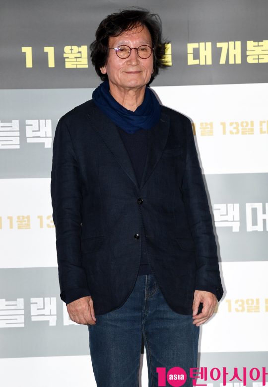 정지영 감독이 28일 오후 서울 한강로3가 CGV 용산아이파크몰점에서 열린 영화 ‘블랙머니’ 언론시사회에 참석하고 있다.