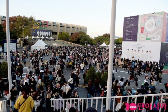 그룹 방탄소년단(BTS)의 공연을 관람하기 위해 기다리는 팬들.