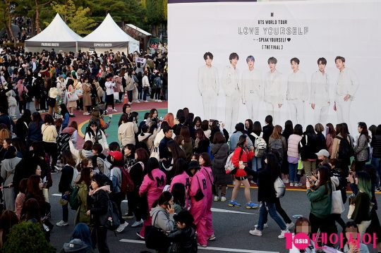 그룹 방탄소년단(BTS)의 공연을 관람하기 위해 기다리는 팬들.