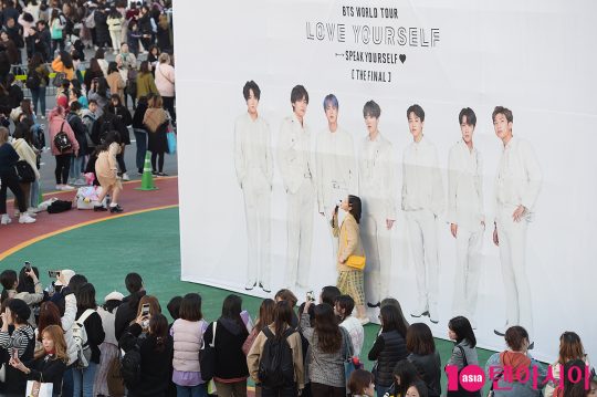 그룹 방탄소년단(BTS)의 공연을 기다리며 기념사진을 찍는 팬들.