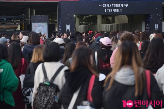 그룹 방탄소년단(BTS)의 공연을 관람하기 위해 기다리는 팬들.