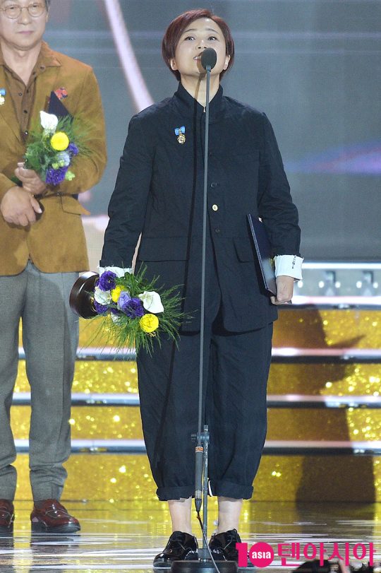 ‘2019 대한민국 대중문화예술상’ 국무총리 표창을 수상한 코미디언 송은이가 수상소감을 발표하고 있다.