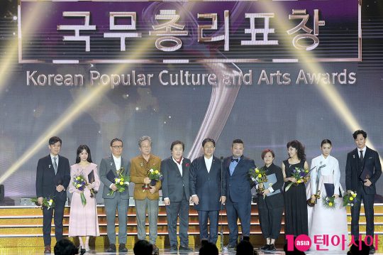 ‘2019 대한민국 대중문화예술상’ 국무총리표창을 수상한 수상자들이 포즈를 취하고 있다.