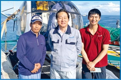 지난 추석 남태평양에서 조업 중인 해상 직원들을 격려 방문한 이명우 사장. 