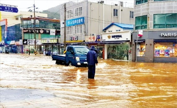 태풍 ‘미탁’ 남부지방 관통…물바다 된 전남 완도 